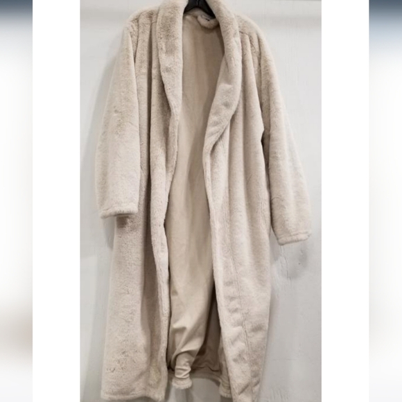 Minky Couture faux fur long coat - Picture 2 of 11